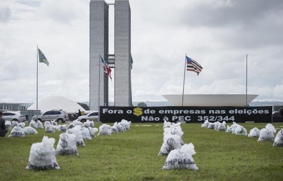 Protesto contra financiamento empresarial de campanhas eleitorais