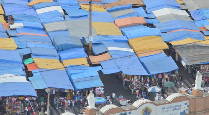 Trabalhadores por conta própria em camelódromo de Aparecida, São Paulo.