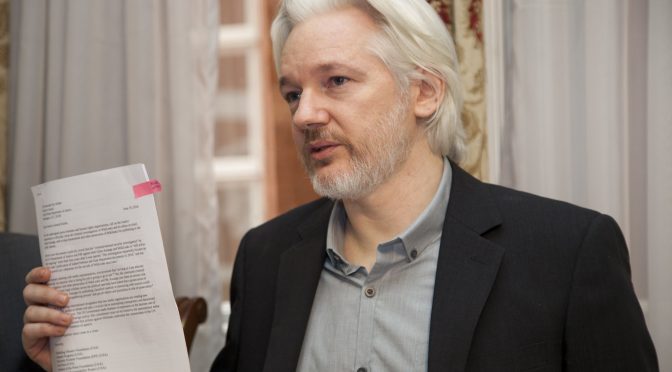 Julian Assange: condenado pelos EUA, mas livre