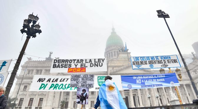 Argentina: com repressão, Senado aprova Lei de Bases